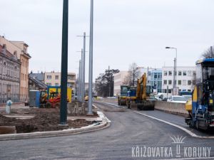 Všehrdova ulice uzavřena, MHD stále přesměrováné. Křižovka Koruna vstupuje do další fáze