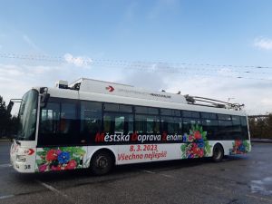 Přání všem ženám přiváží i autobus.